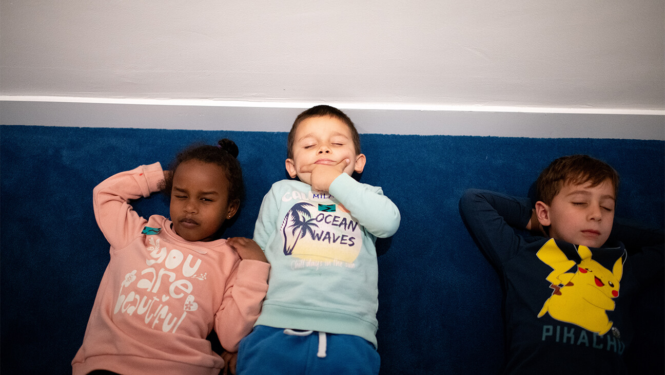 Kinderen met hun ogen dicht in museum M in Leuven