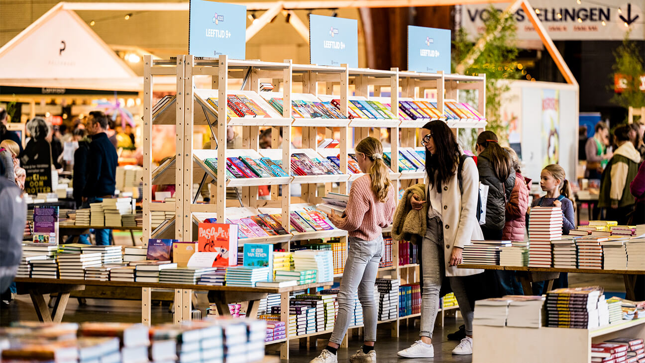 Bezoekers kijken naar boeken in boektopia