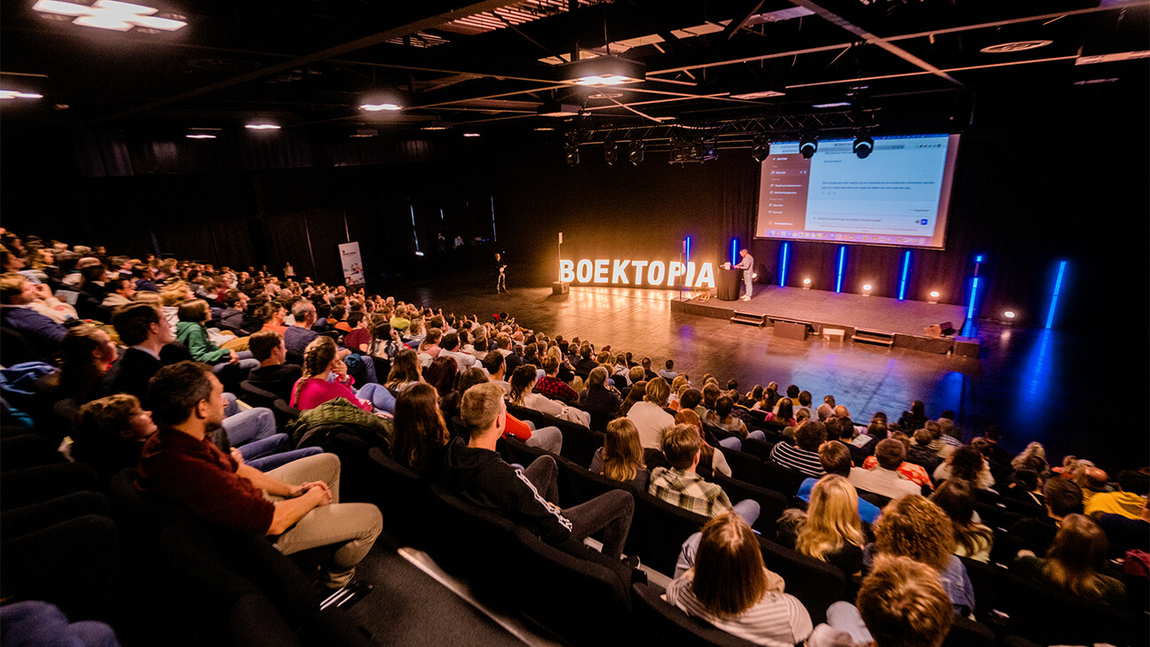 Lezing in een zaal in boektopia