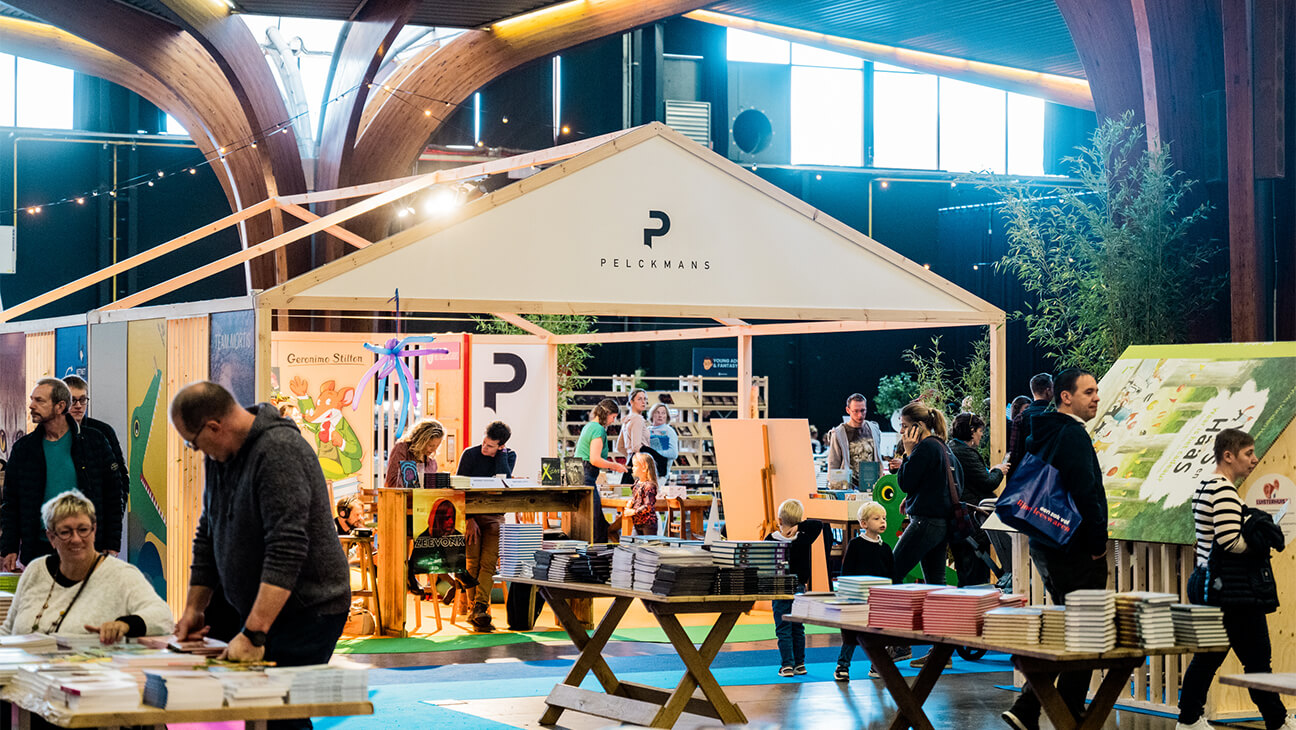 Zaal met rekken vol boeken in boektopia