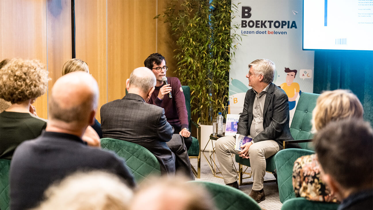 Zaal volgt een lezing over een boek in boektopia