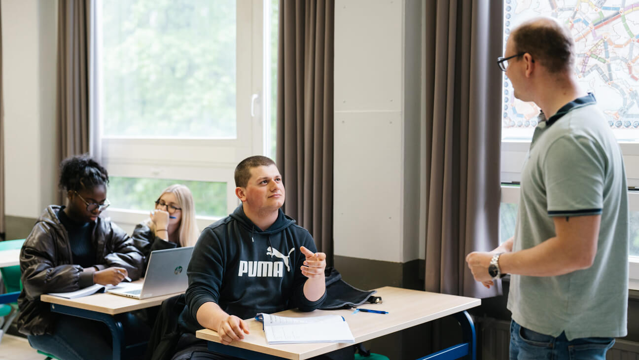 Leraar Wouter Braet in interactie met zijn leerlingen