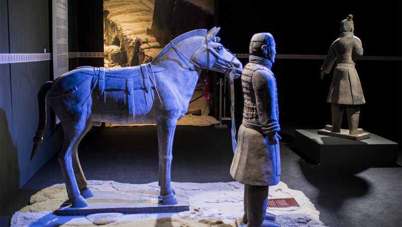 Beeld van een paard en een krijg in de Expo Terracotta Army