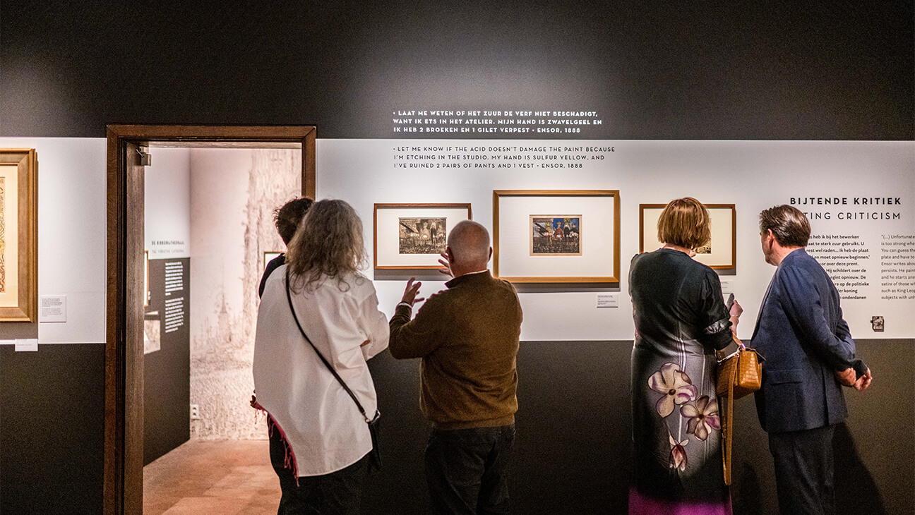 Bezoekers kijken naar een schilderij tijdens de Expo Staten van verbeelding