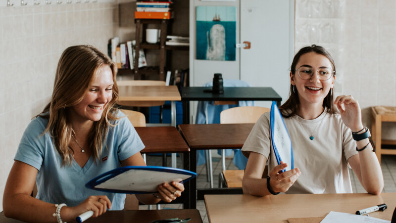 Leerlingen experimenteren met mini-whiteboard