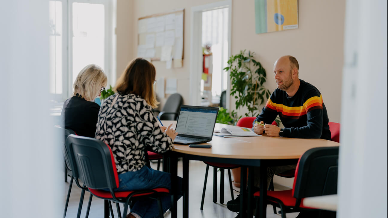 Eerste jaar directeur Bart Tollenaere in gesprek met zijn collega's