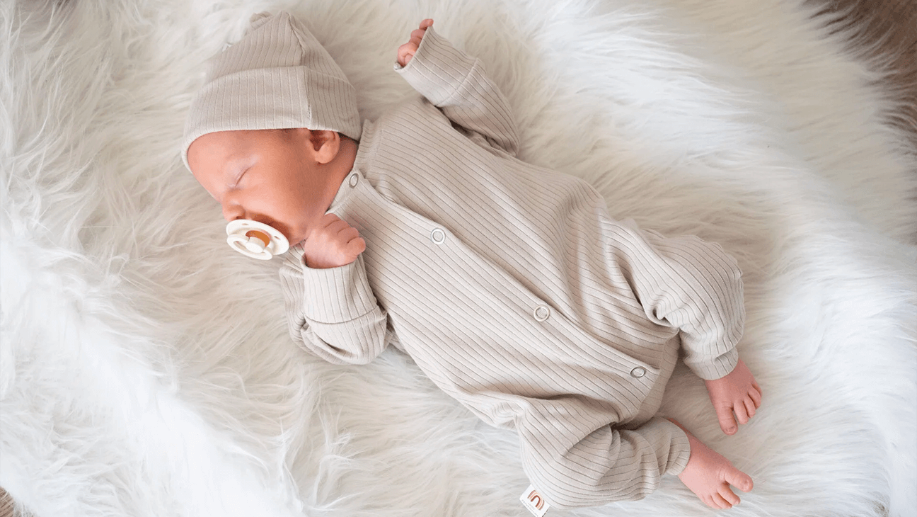 Baby met kleding van 'Kleine kastaars'