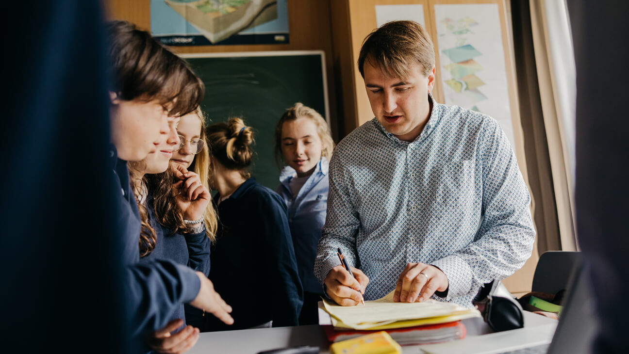 Leraar Gertjan Vermeulen laat zijn leerlingen noteren in de les