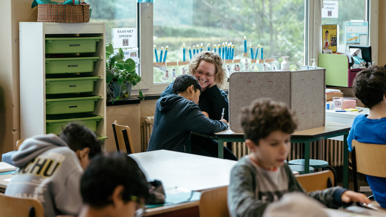 Juf Nele heeft groeigesprek met leerling