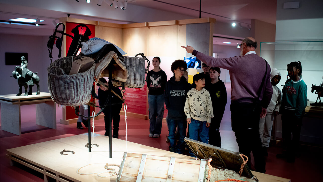 Gids met klas bij garnaalvissers op klasuitstap naar NAVIGO Visserijmuseum