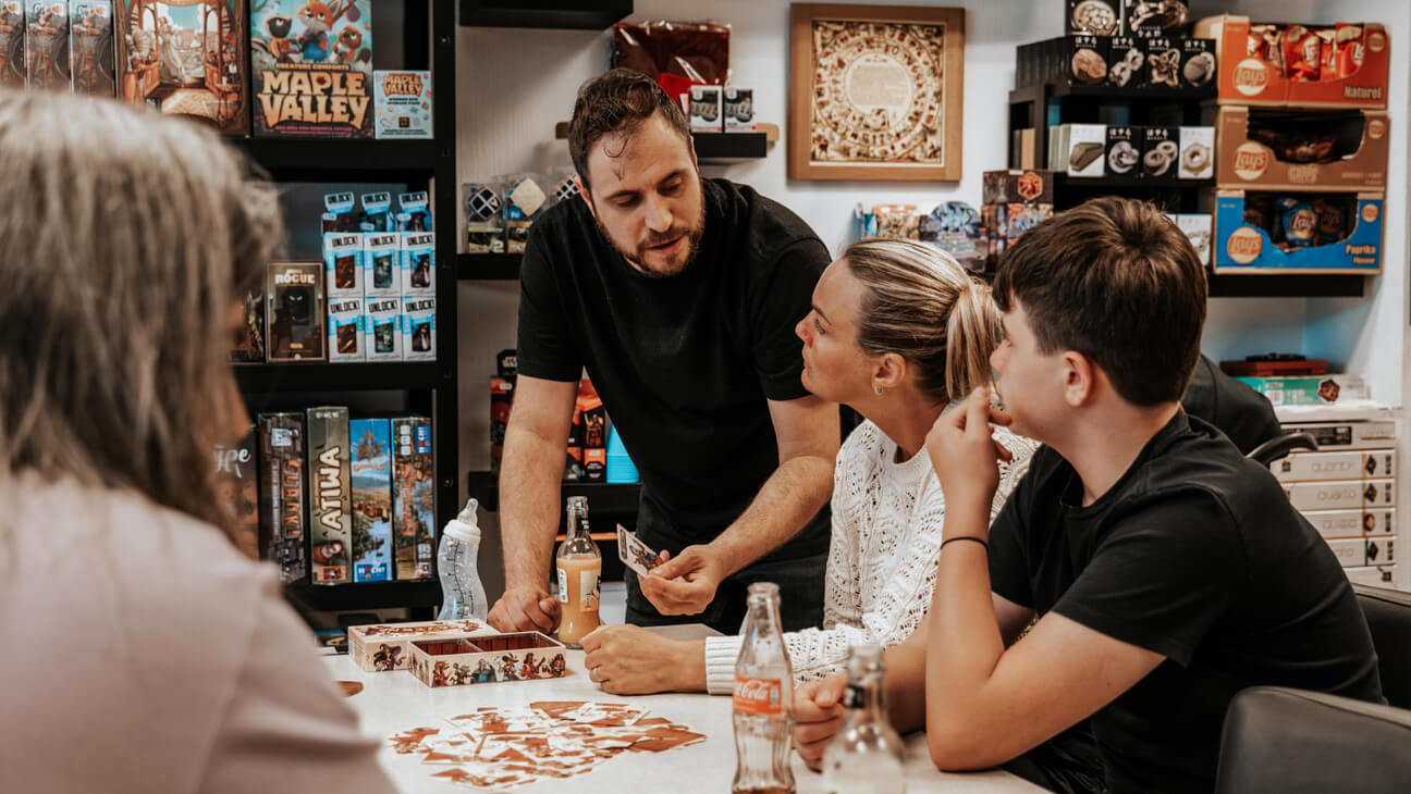 Vrienden spelen een gezelschap in 't speelkot