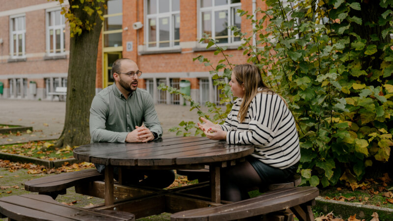 2 leraren in gesprek over wat vertel je over je privéleven in de klas