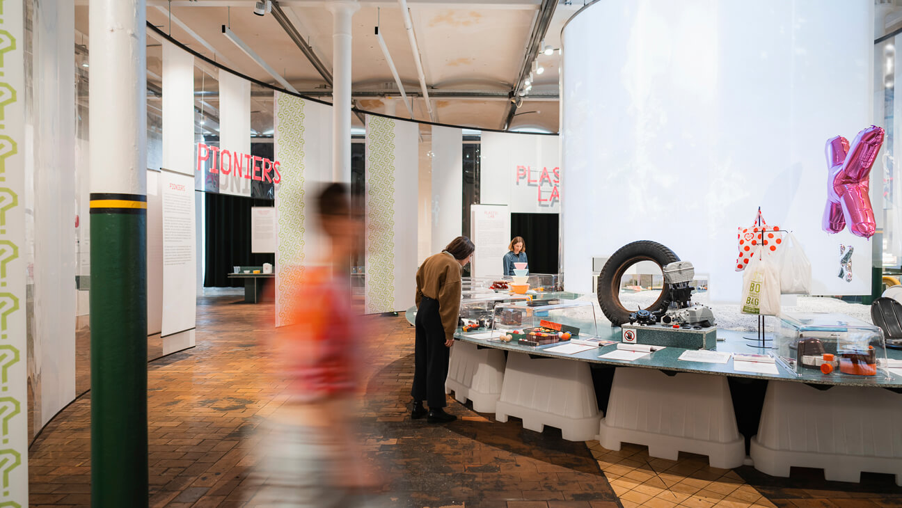 Bezoekers op de expo 'Plastic Fantastic'