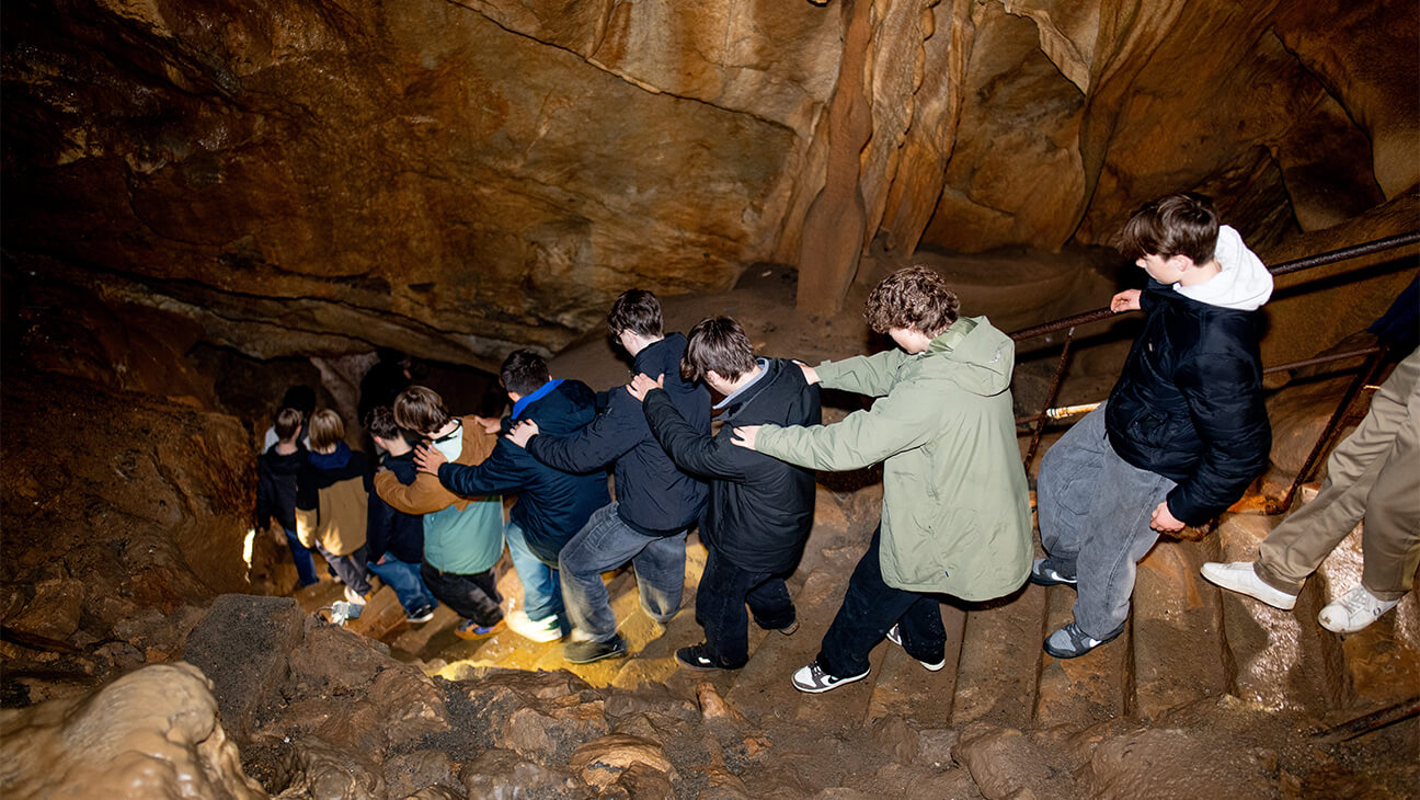 Klas daalt af in de grotten van Remouchamp