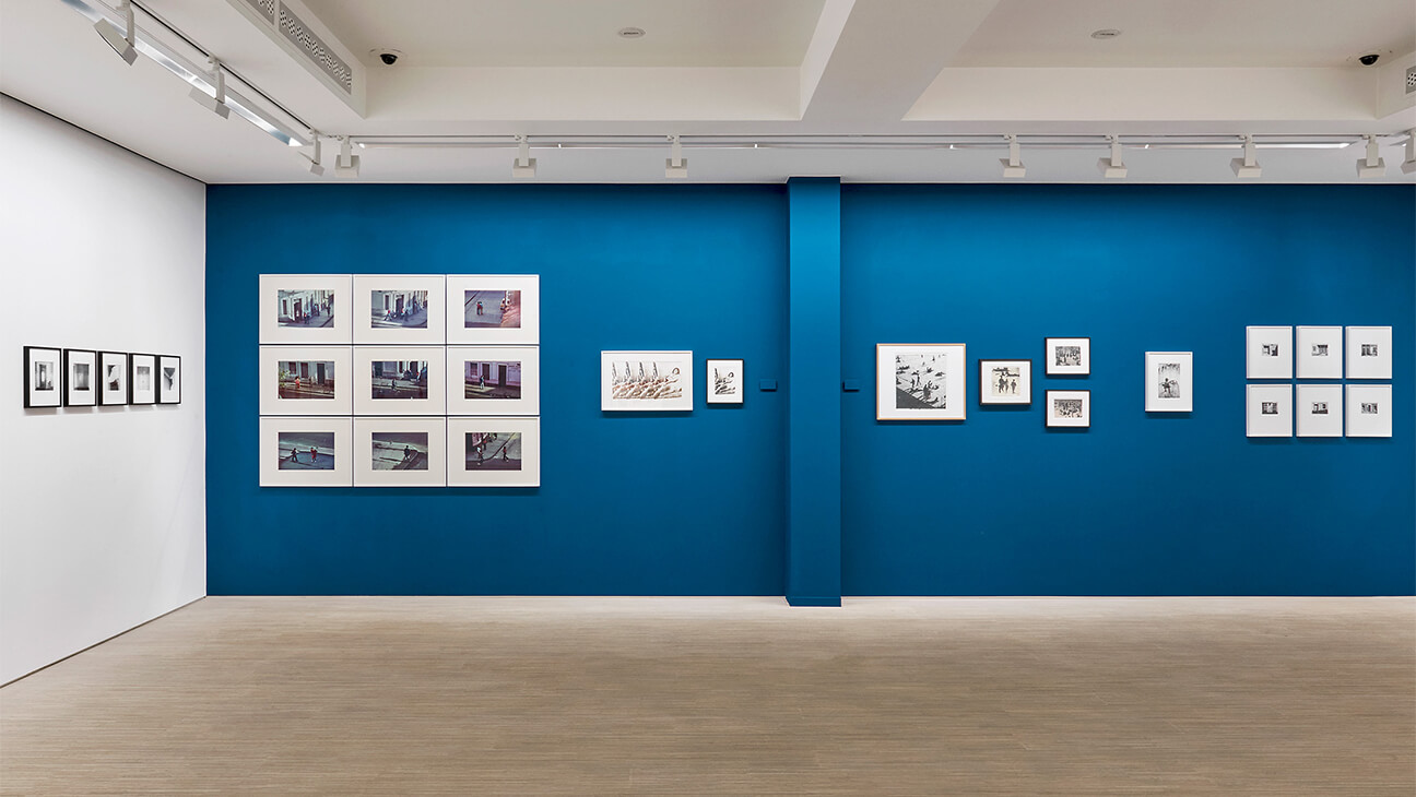 Zaal met kunstwerken op de expo 'A partir d'elle'