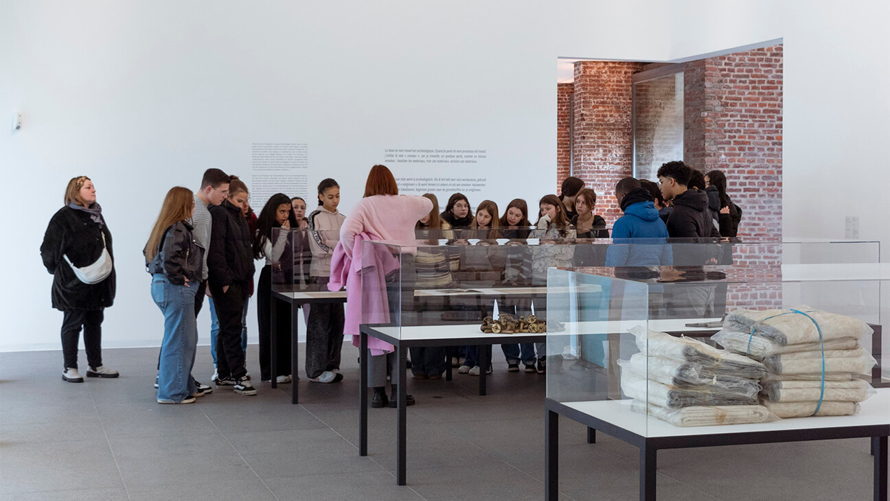 Bezoekers in een zaal met kunstwerken van kunstenaar Daniel Turner 