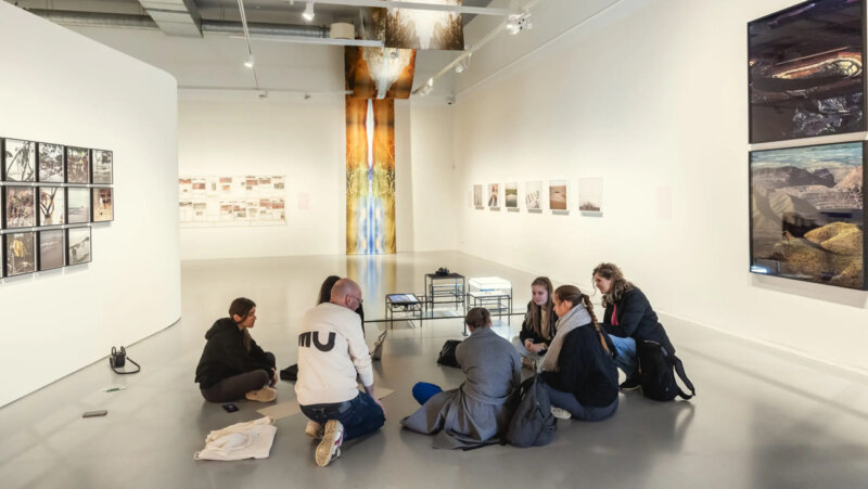 Studenten bespreken werk van Lee Miller