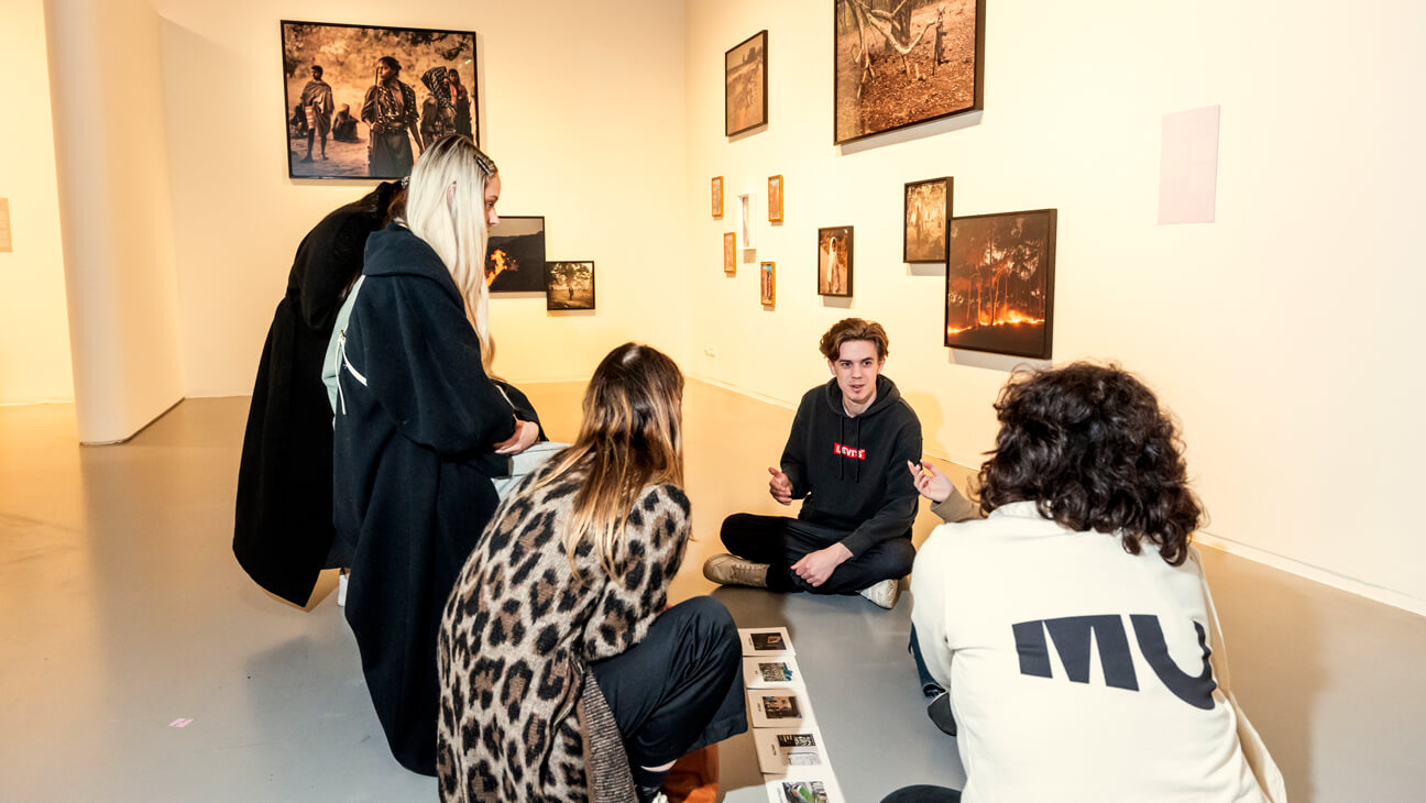 Studenten bespreken werk van Lee Miller