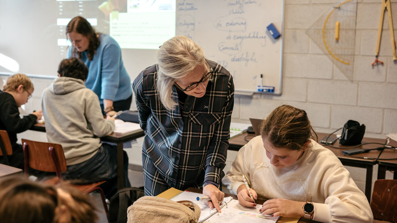 2 leraren in de klas dankzij het assistentiesysteem