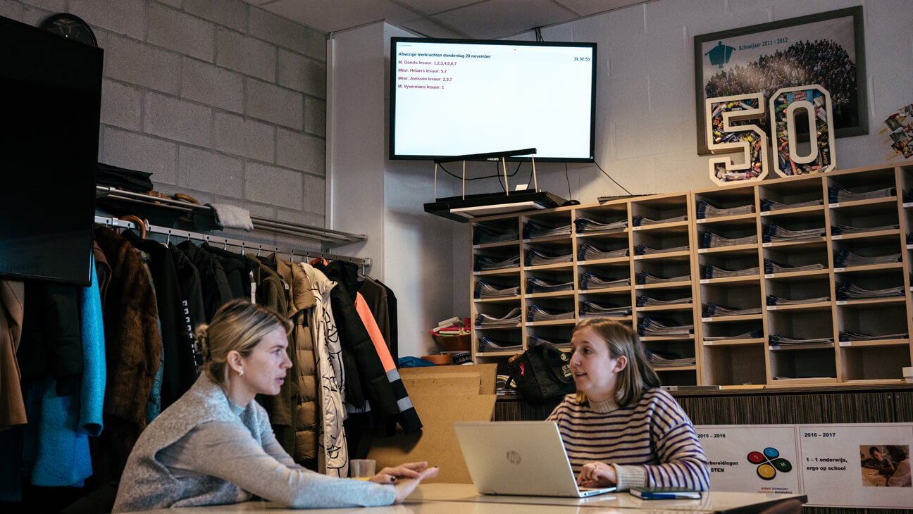 Het assistentiesysteem is voor iedereen zichtbaar op een grote tv-scherm in de lerarenkamer