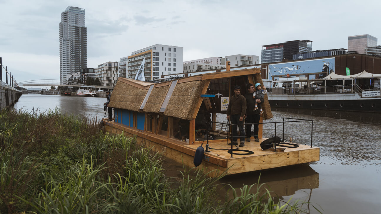 Zelfgebouwde boot op rivier