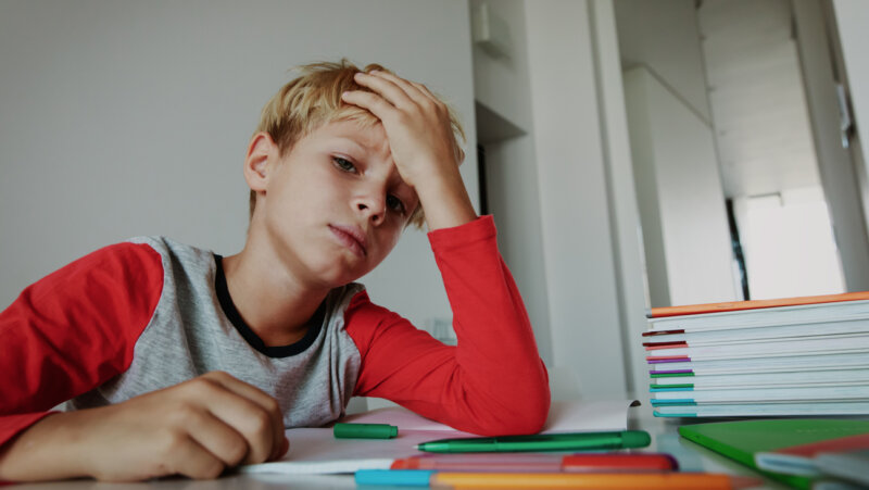 Jongen die zich verveelt in genderkloof in onderwijs