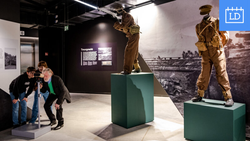 Bezoekers in een zal van Liberation garden