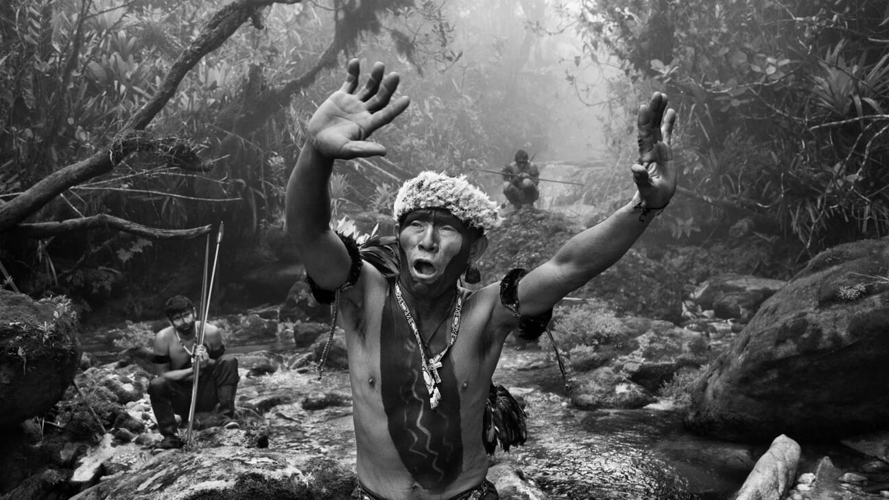 Foto van een stamhoofd uit de amazone van fotograaf Sebastião Salgado