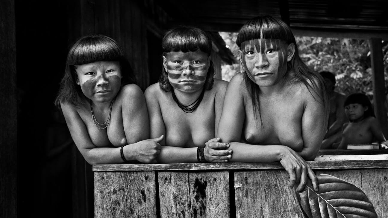 Foto van van vrouwen in een stam uit de amazone van fotograaf Sebastião Salgado