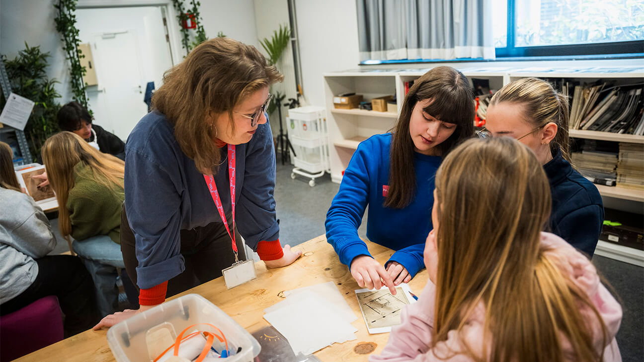 Klas kijkt naar foto's in FOMU