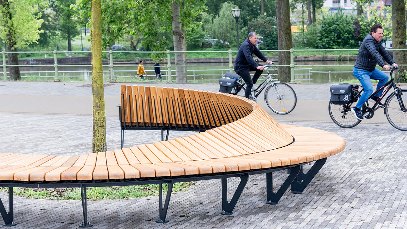 Design zitbank rond een boom in een park