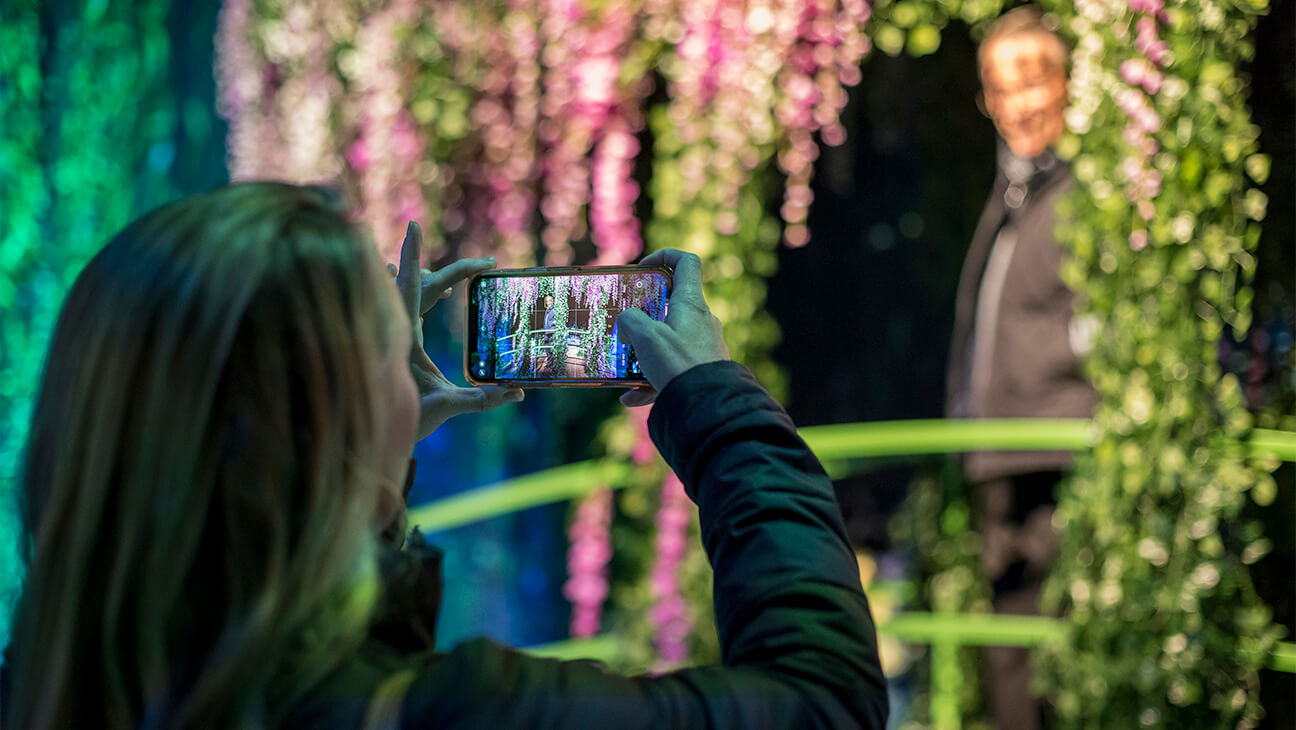 Vrouw neemt een foto van Monet