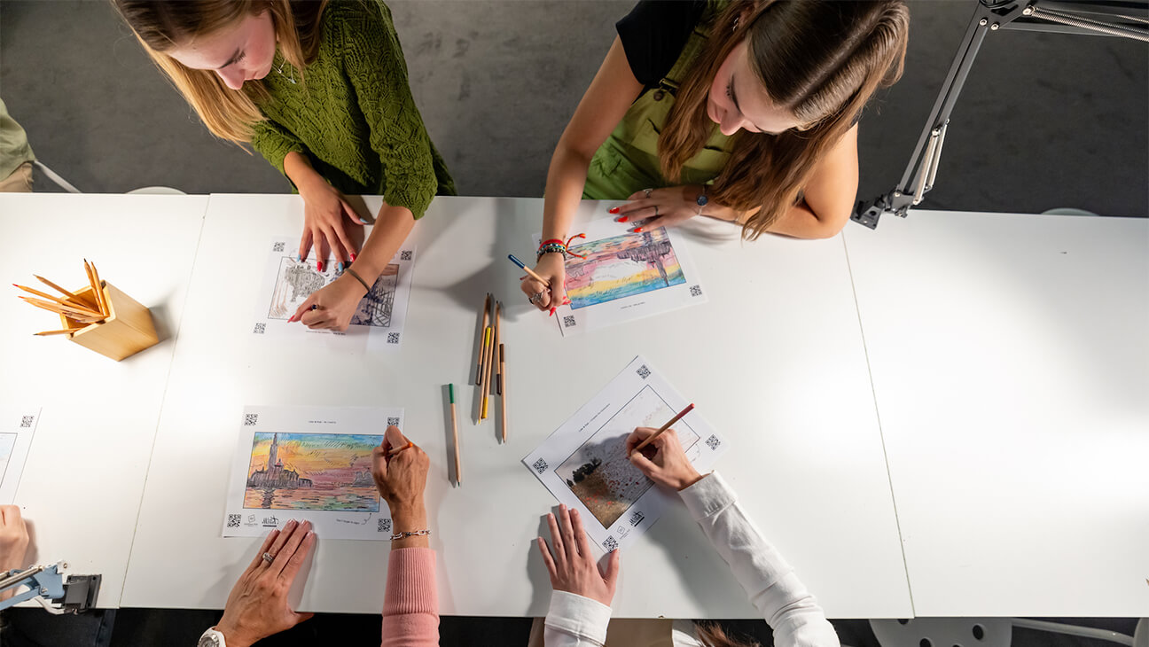 Groep mensen tekent werken van Monet