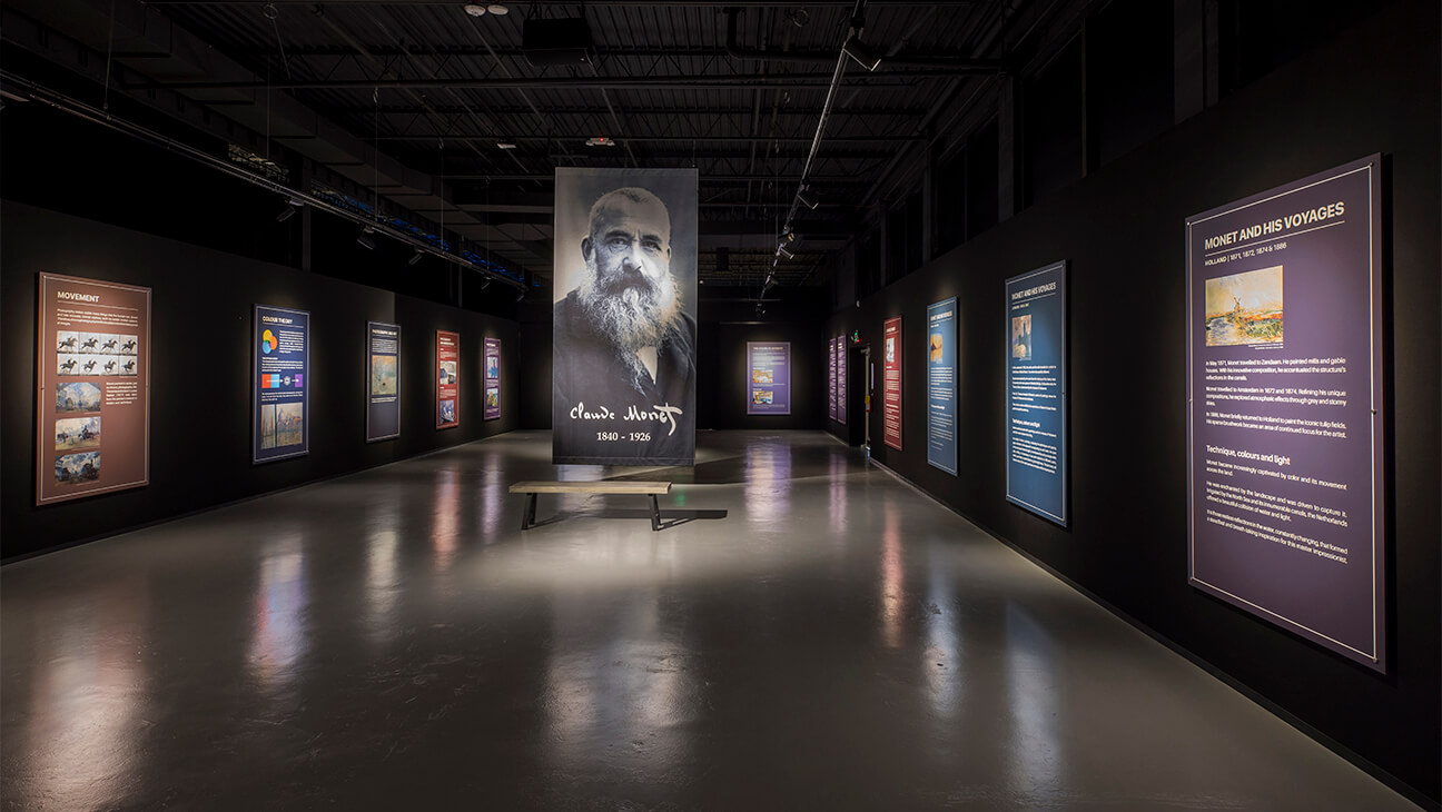 Zaal met werken en foto van Monet