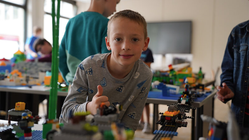 Kind speelt met lego op vakantiekamp