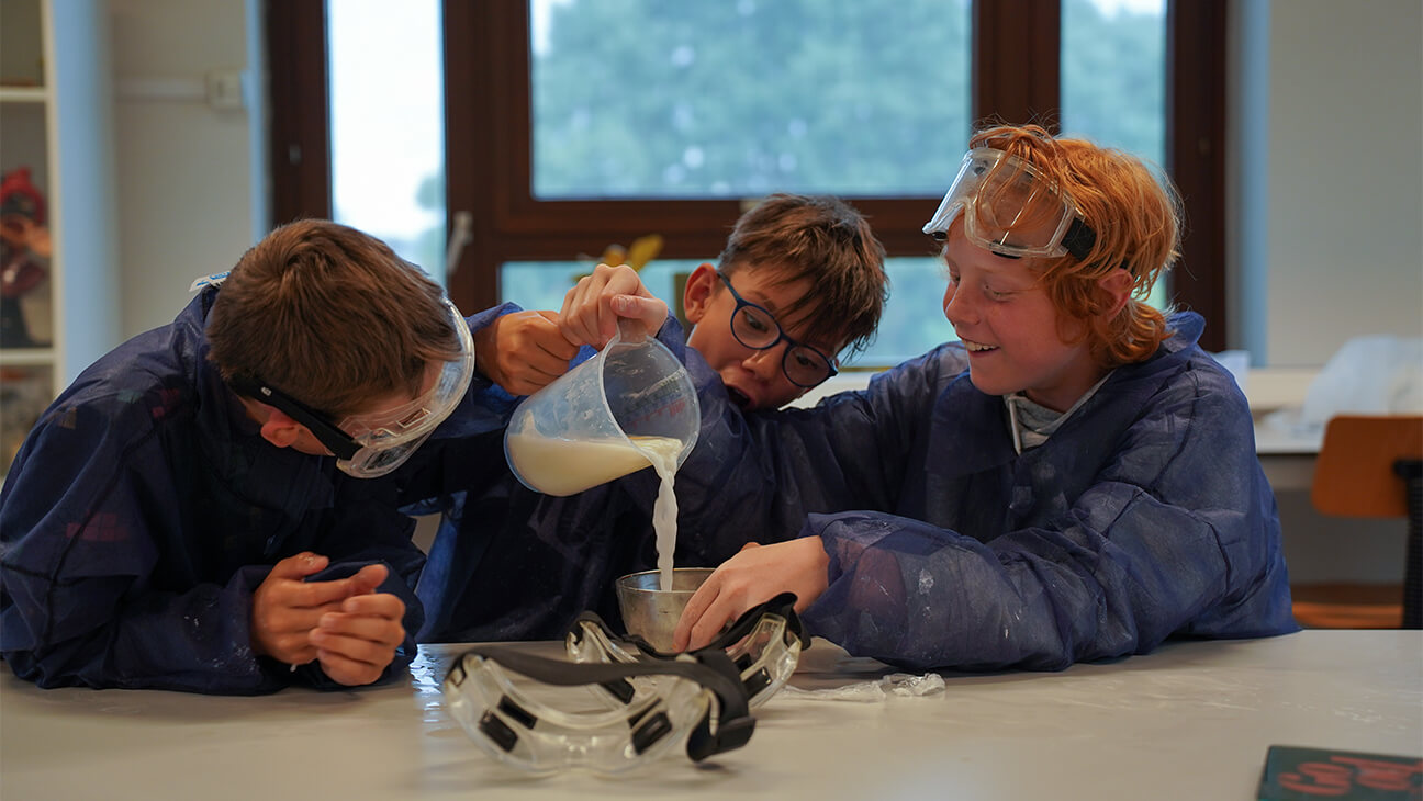 Kinderen doen een scheikundig experiment op vakantiekamp