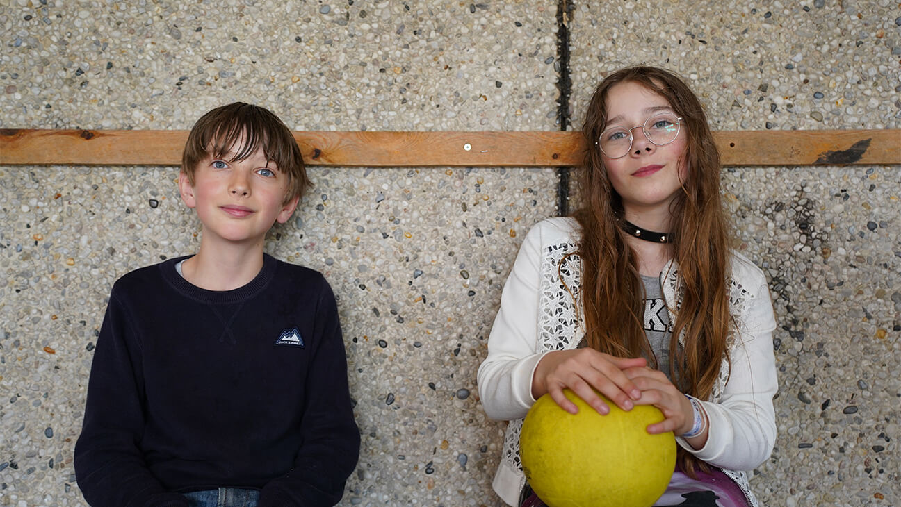 2 kinderen met bal op vakantiekamp