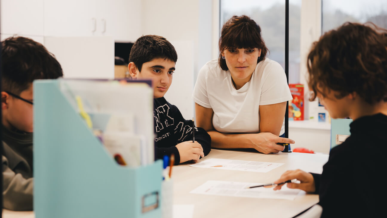 Sofie Vanden Broeck, leraar 6e leerjaar helpt leerlingen met close reading