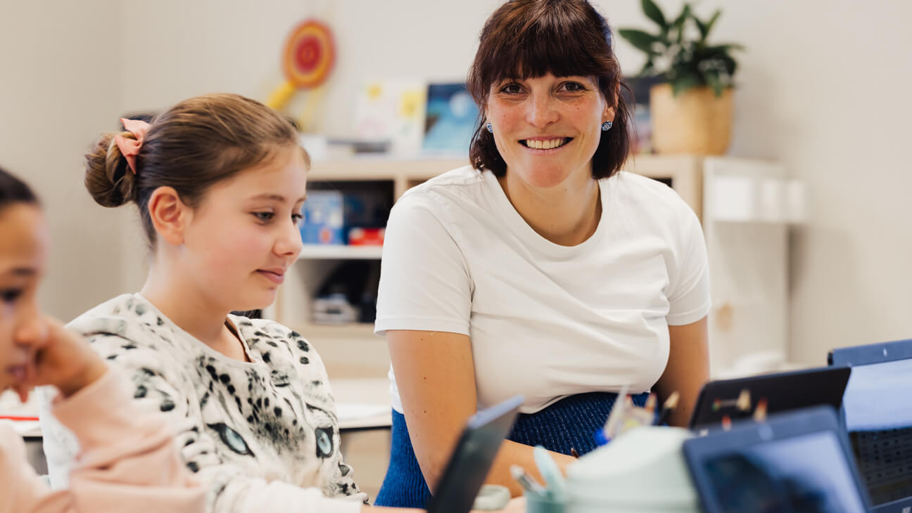 Sofie Vanden Broeck, leraar 6e leerjaar helpt leerlingen met close reading