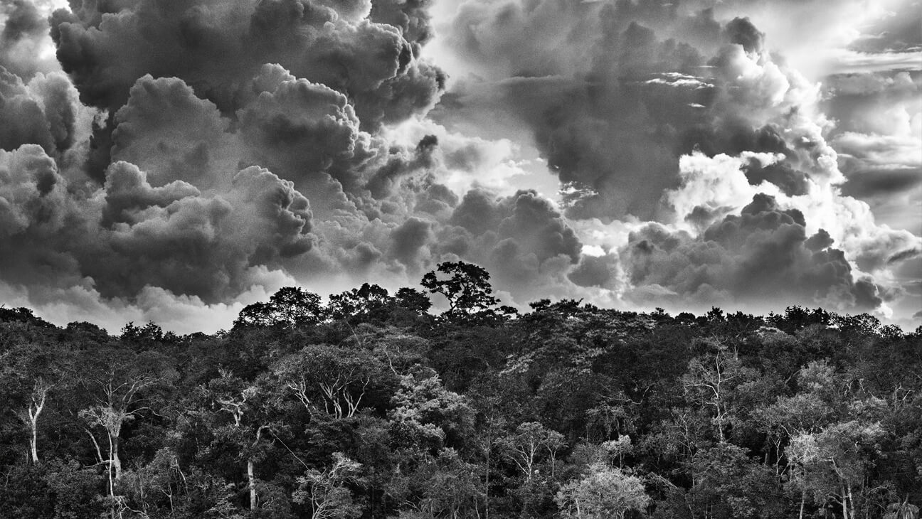 Foto van onweerswolken boven het Amazonewoud 