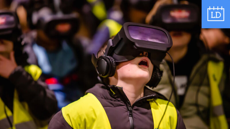 Jongen met VR-bril in Historium in Brugge