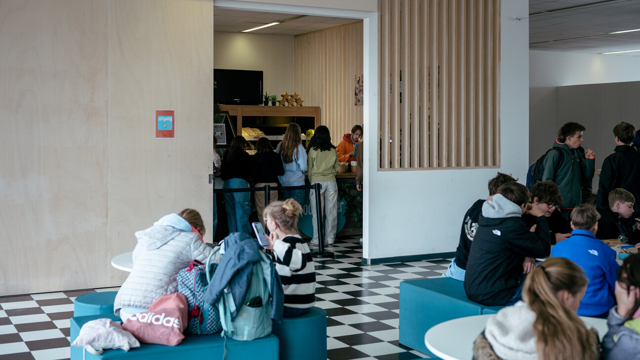 Leerlingen kopen eten bij leeronderneming StarBox