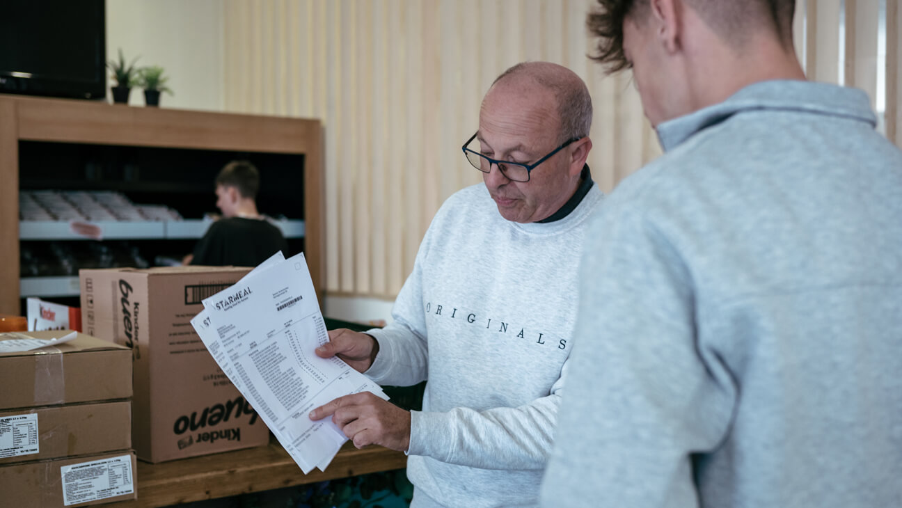 Leraar en leerling controleren levering van hun leeronderneming